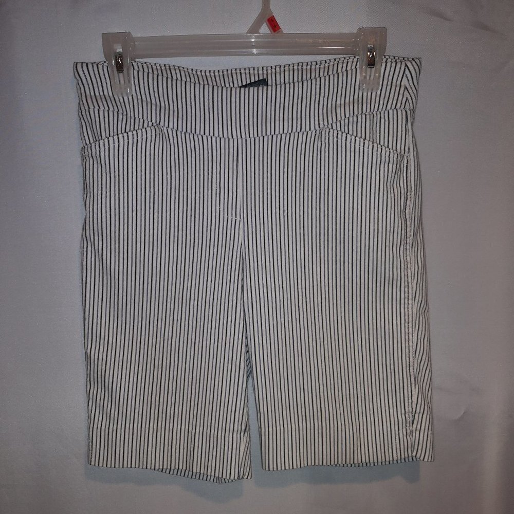 Hilary Radley Ladies Size 6 Grey & White Striped Pull on Style Shorts